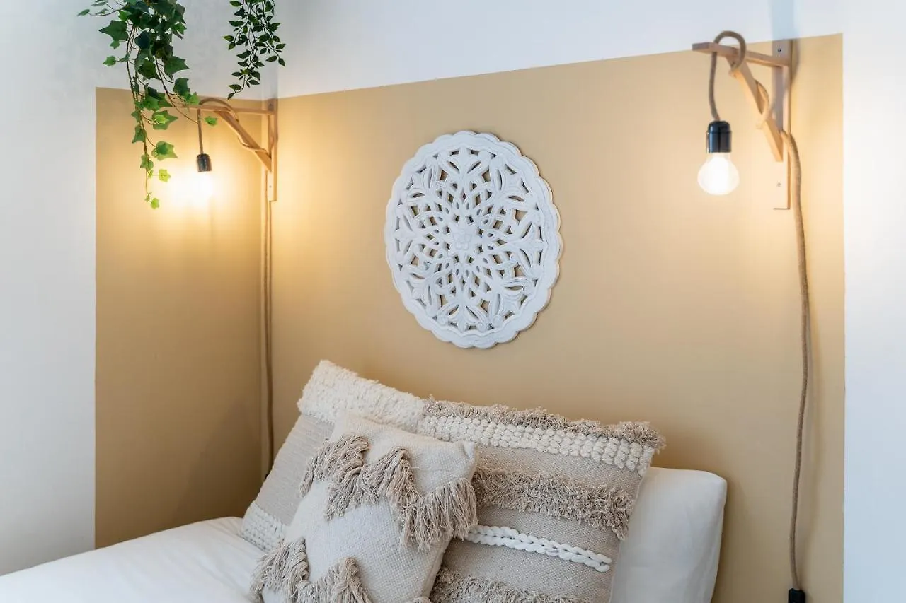 Апартаменты Renew Yourself At An Unvarnished City Hideaway Лиссабон Португалия