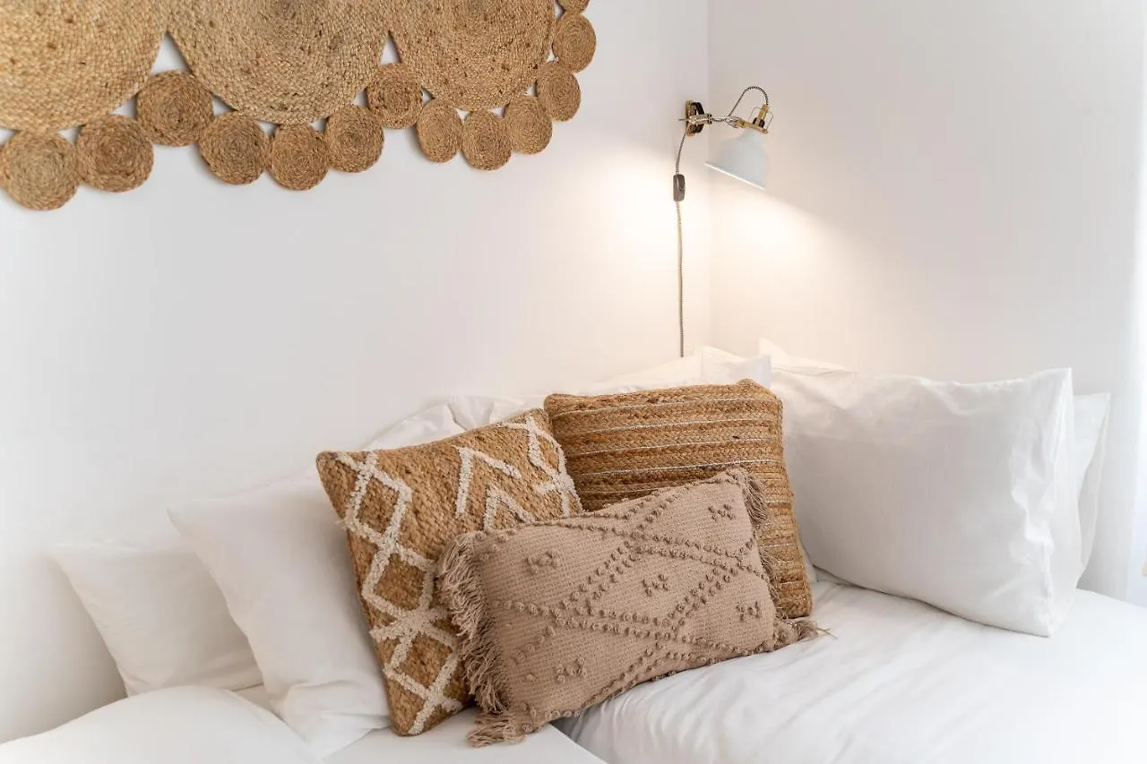 Renew Yourself At An Unvarnished City Hideaway Лиссабон 0*,