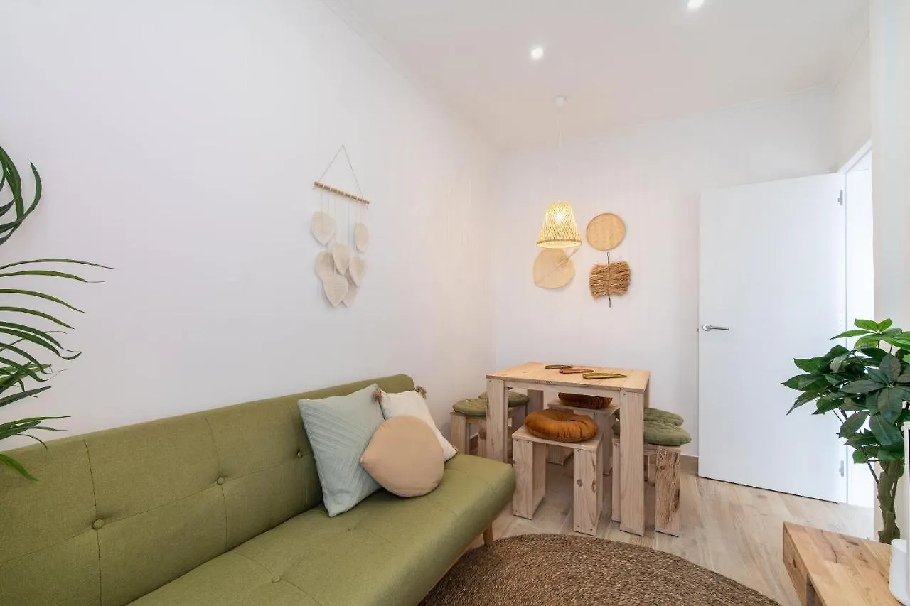 Renew Yourself At An Unvarnished City Hideaway Лиссабон