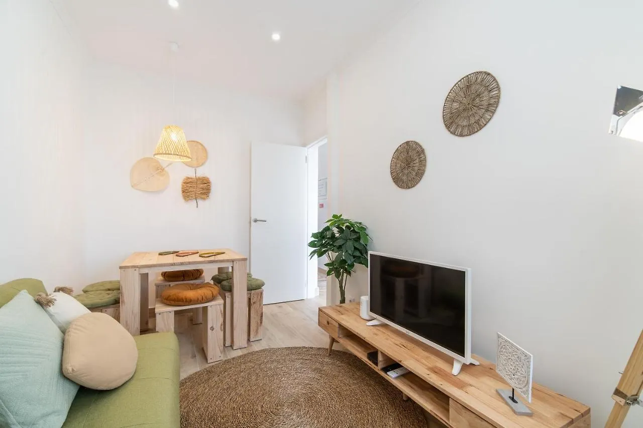 Renew Yourself At An Unvarnished City Hideaway Лиссабон